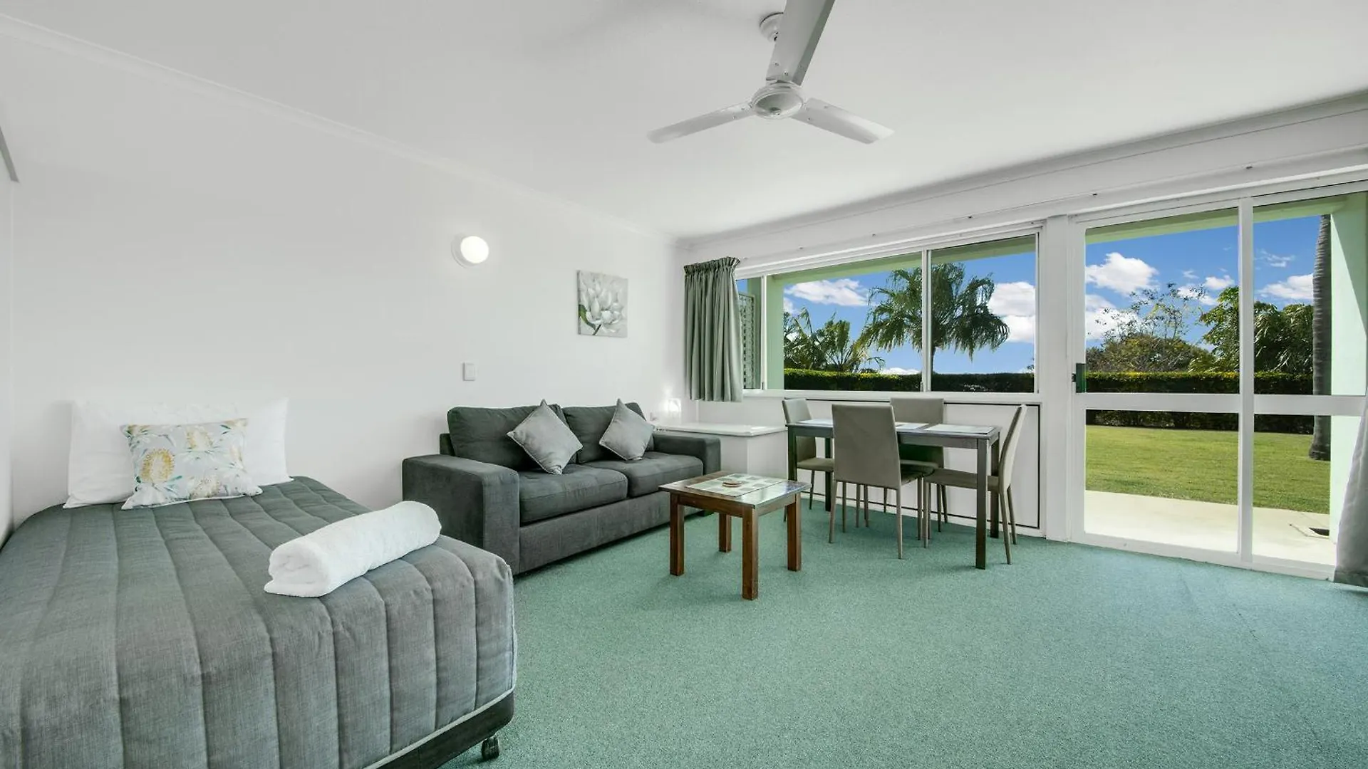 *** Motel Reef Adventureland Motor Inn Tannum Sands Australia